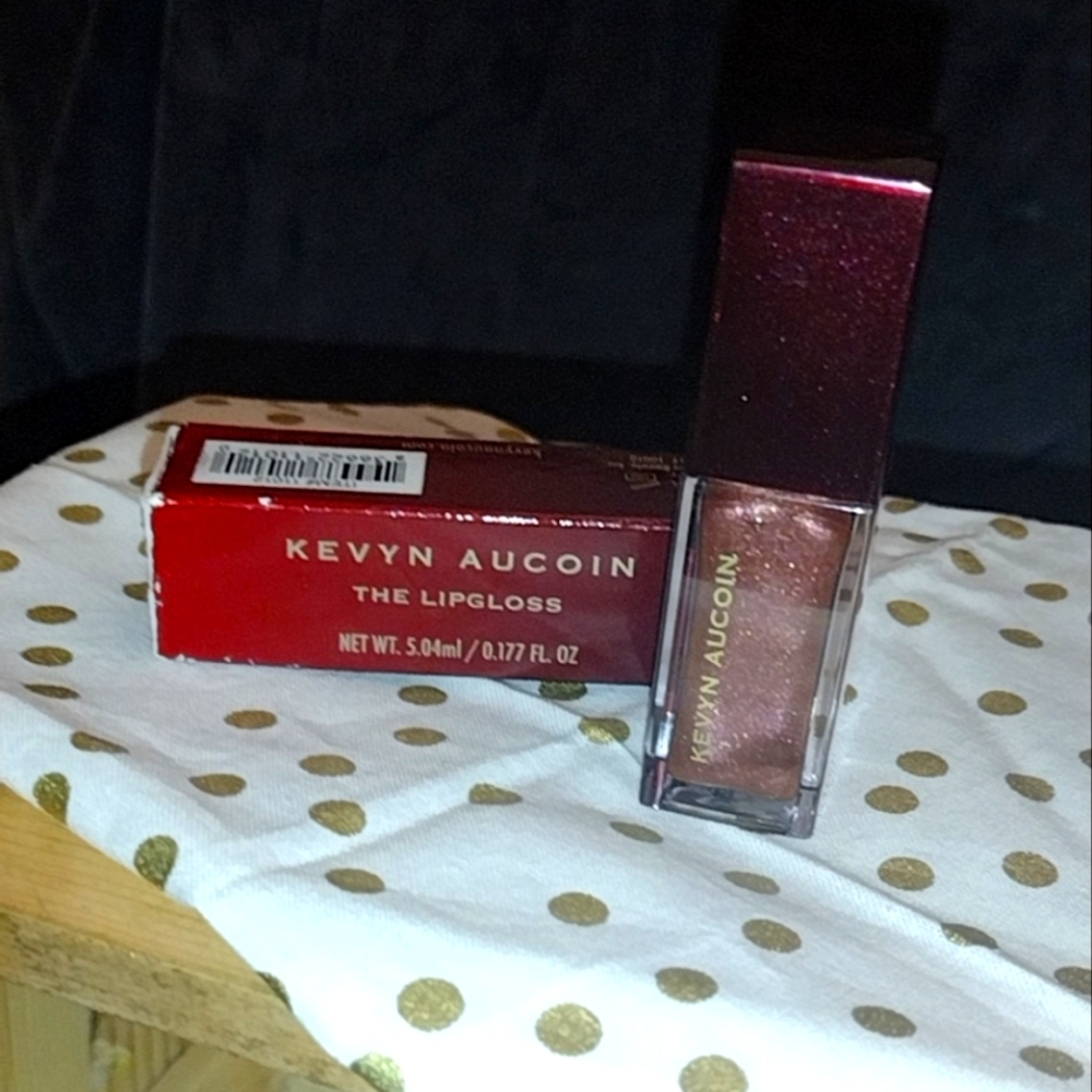 Kevyn aucion the lip gloss in Absenthia